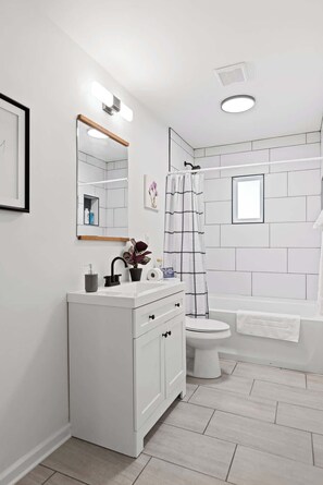 Shower, hair dryer, towels, shampoo - Mins to Downtown! Chic & Modern - Elegant in Noir (Chattanooga)
