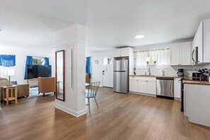 Fridge, microwave, oven, stovetop - Mins to Downtown! Chic & Modern - Elegant in Noir (Chattanooga)