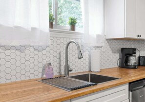 Een koelkast, een magnetron, een oven, een kookplaat
