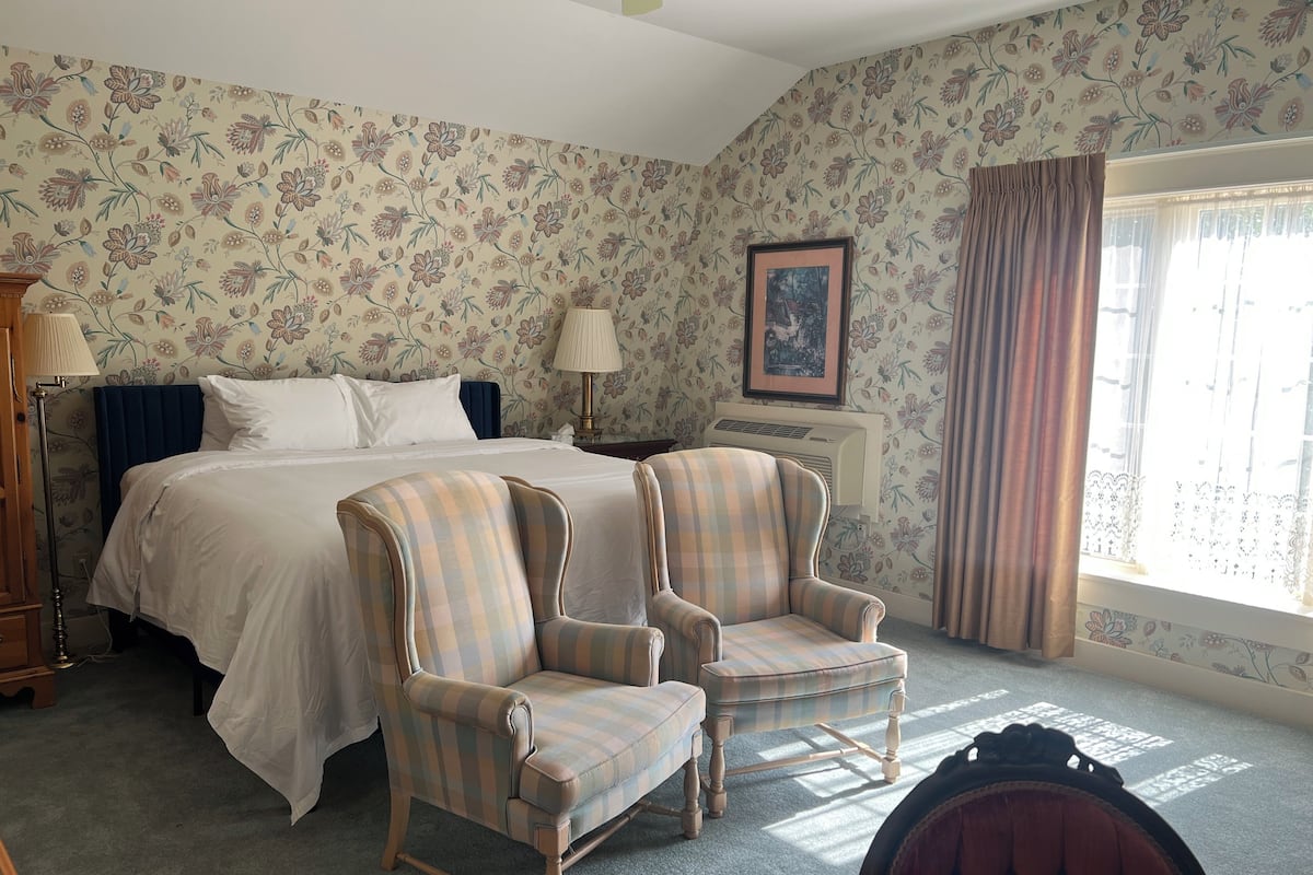 Double Room, 1 King Bed, Non Smoking | Bathroom | Hair dryer, towels, soap, shampoo