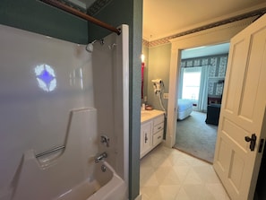 Standard Double Room | Bathroom | Hair dryer, towels, soap, shampoo