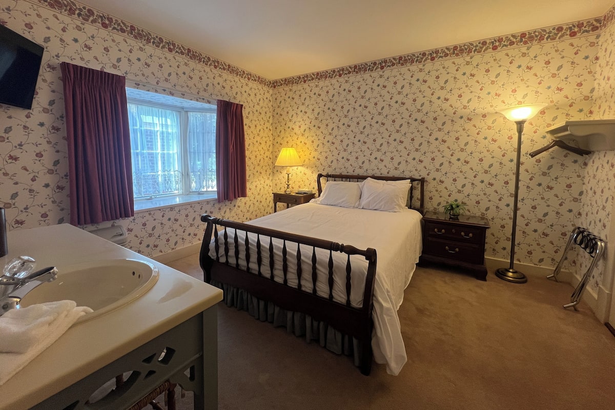 Standard Double Room, 1 Queen Bed, Non Smoking, Ground Floor | WiFi (free), individually decorated, individually furnished