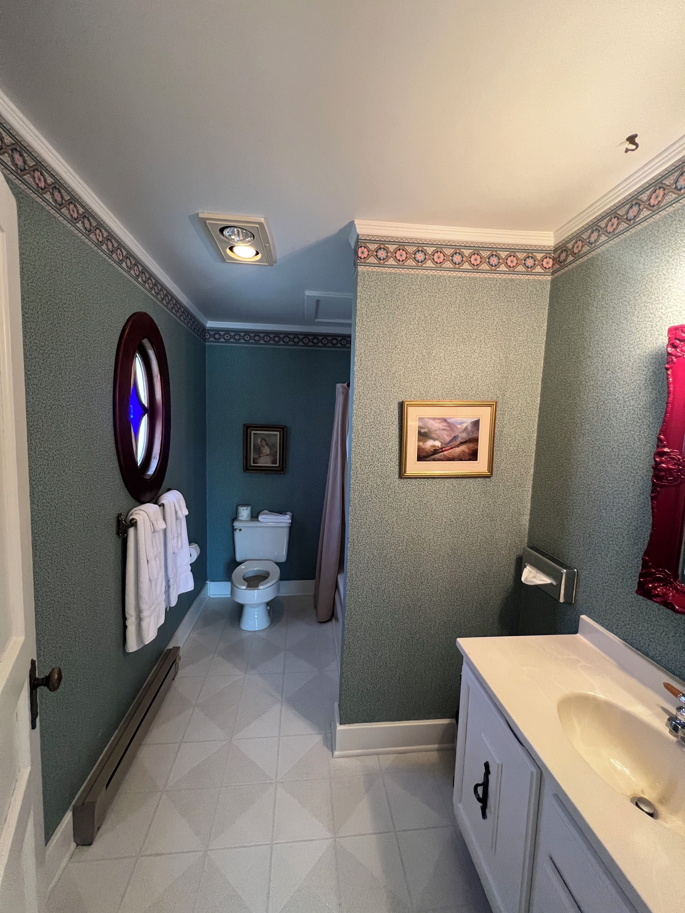 Chambre Standard double | Salle de bain | Séchoir à cheveux, serviettes fournies, savon, shampooing