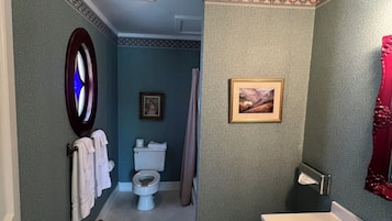Chambre Standard double | Salle de bain | Séchoir à cheveux, serviettes fournies, savon, shampooing