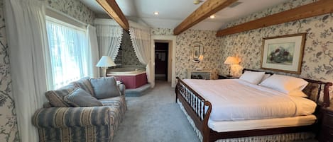 Deluxe Studio Suite, 1 King Bed, Non Smoking, Executive Level | WiFi (free), individually decorated, individually furnished