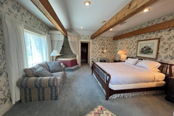 Deluxe Studio Suite, 1 King Bed, Non Smoking, Executive Level | WiFi (free), individually decorated, individually furnished