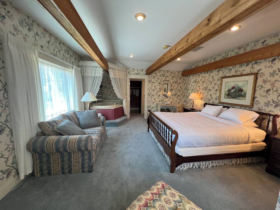 Deluxe Studio Suite, 1 King Bed, Non Smoking, Executive Level | WiFi (free), individually decorated, individually furnished