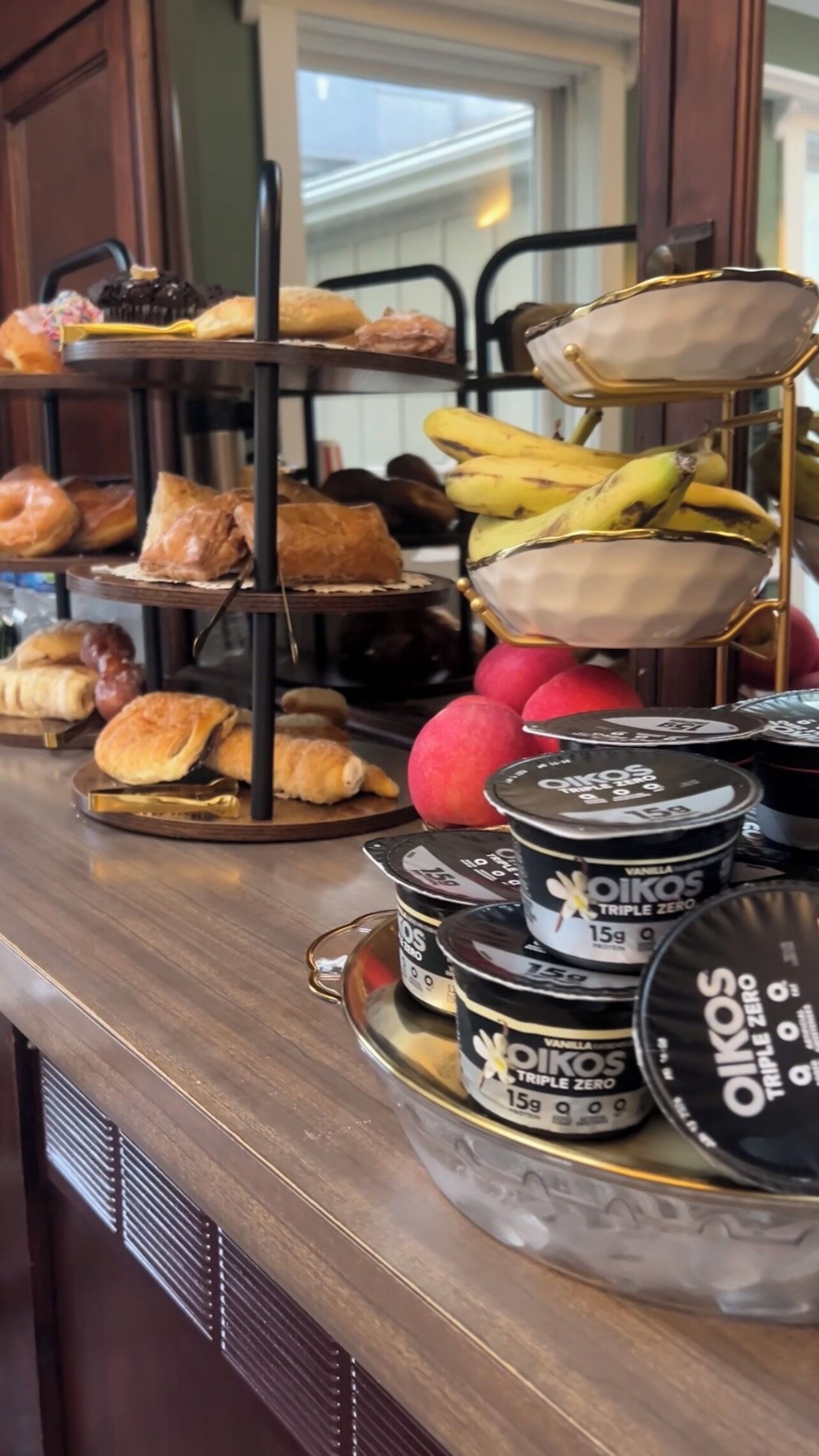 Un comptoir de buffet proposant divers plats et contenants.