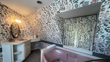 Habitación doble Deluxe | Baño | Secadora de cabello, toallas, jabón, shampoo