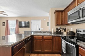 Fridge, microwave, oven, stovetop - Mins to Downtown! Deck & Firepit - Elmwood Retreat (Chattanooga)