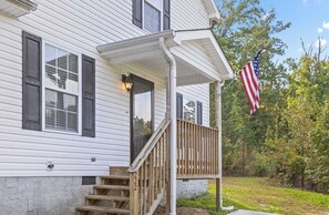 Exterior detail - Mins to Downtown! Deck & Firepit - Elmwood Retreat (Chattanooga)