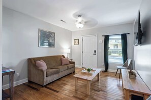 TV, offices - Minutes to the Zoo & Downtown! - McCallie Dugout (Chattanooga)