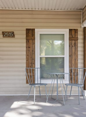 Outdoor dining - Minutes to the Zoo & Downtown! - McCallie Dugout (Chattanooga)