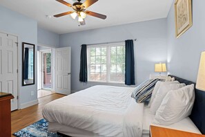 Iron/ironing board, WiFi, bed sheets - Near Downtown & UT Chattanooga - Highland Hideaway (Chattanooga)