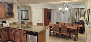 Dining - Charming 5-bedroom, 5-bathrom resort villa near Florida's major attractions. (Kissimmee)