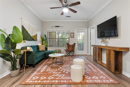 Modern Ground Floor 1BR w/ Pool,  WiFi & Parking