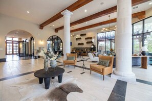 Lobby - Modern Ground Floor 1BR w/ Pool,  WiFi & Parking (San Antonio)