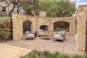Terrace/patio - Modern Ground Floor 1BR w/ Pool,  WiFi & Parking (San Antonio)