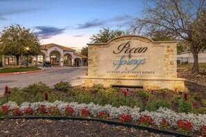 Property grounds - Modern Ground Floor 1BR w/ Pool,  WiFi & Parking (San Antonio)