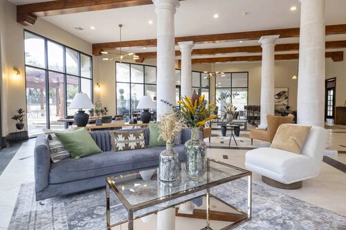 Modern Ground Floor 1BR w/ Pool,  WiFi & Parking