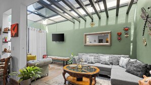 Ein Wohnzimmer mit einer Couch, einem Couchtisch und einem Fernseher.
