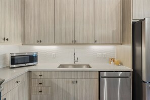 冷蔵庫、電子レンジ、食器洗い機、ハイチェア