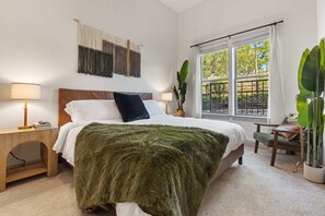 Free WiFi, bed sheets, wheelchair access - Modern Stylish 1BR w/ Pool & Gym Access (Austin)