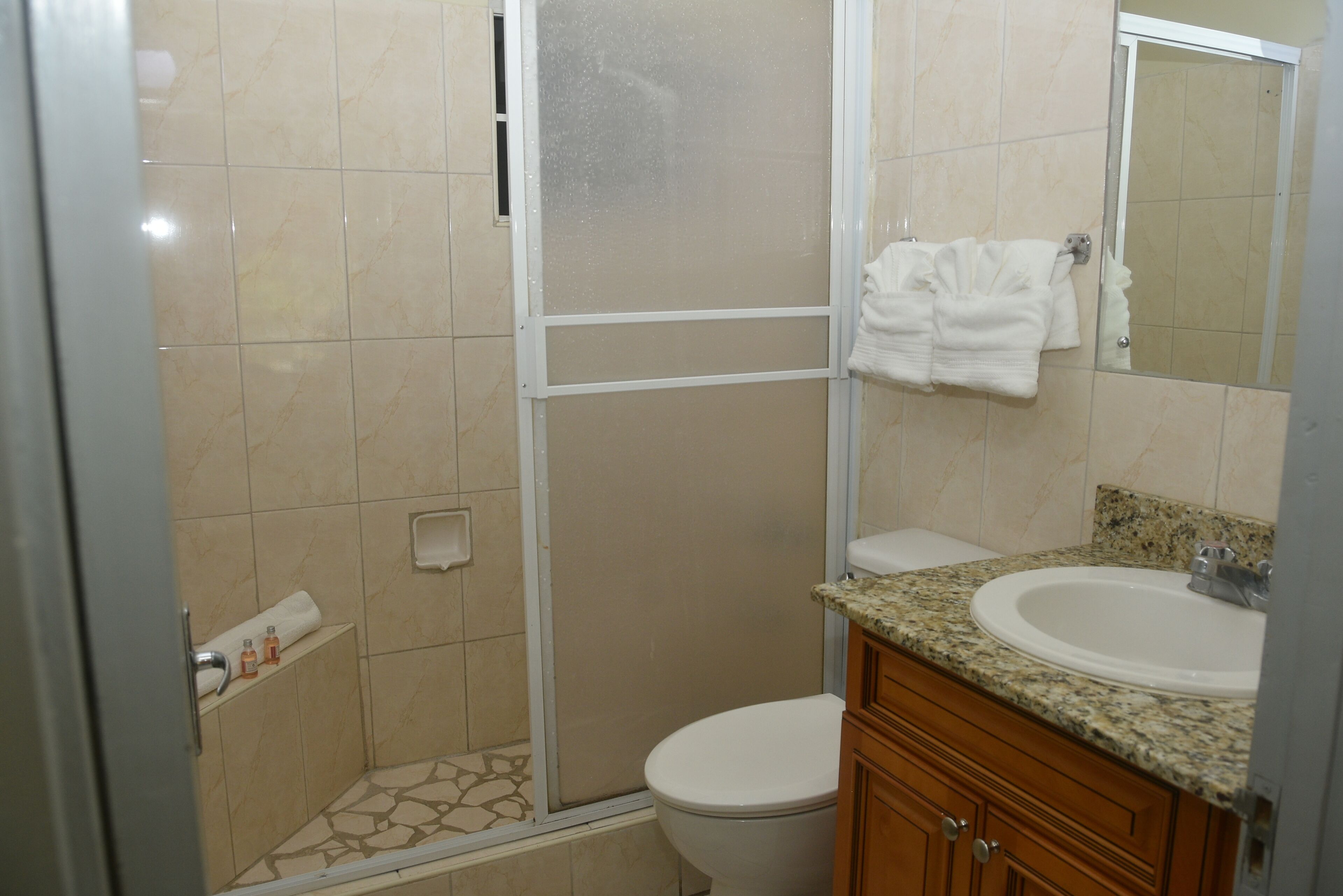 Kamar Klasik, pemandangan kebun | Kamar mandi | Shower, handuk, sabun, dan tisu toilet
