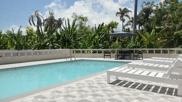 Una piscina al aire libre