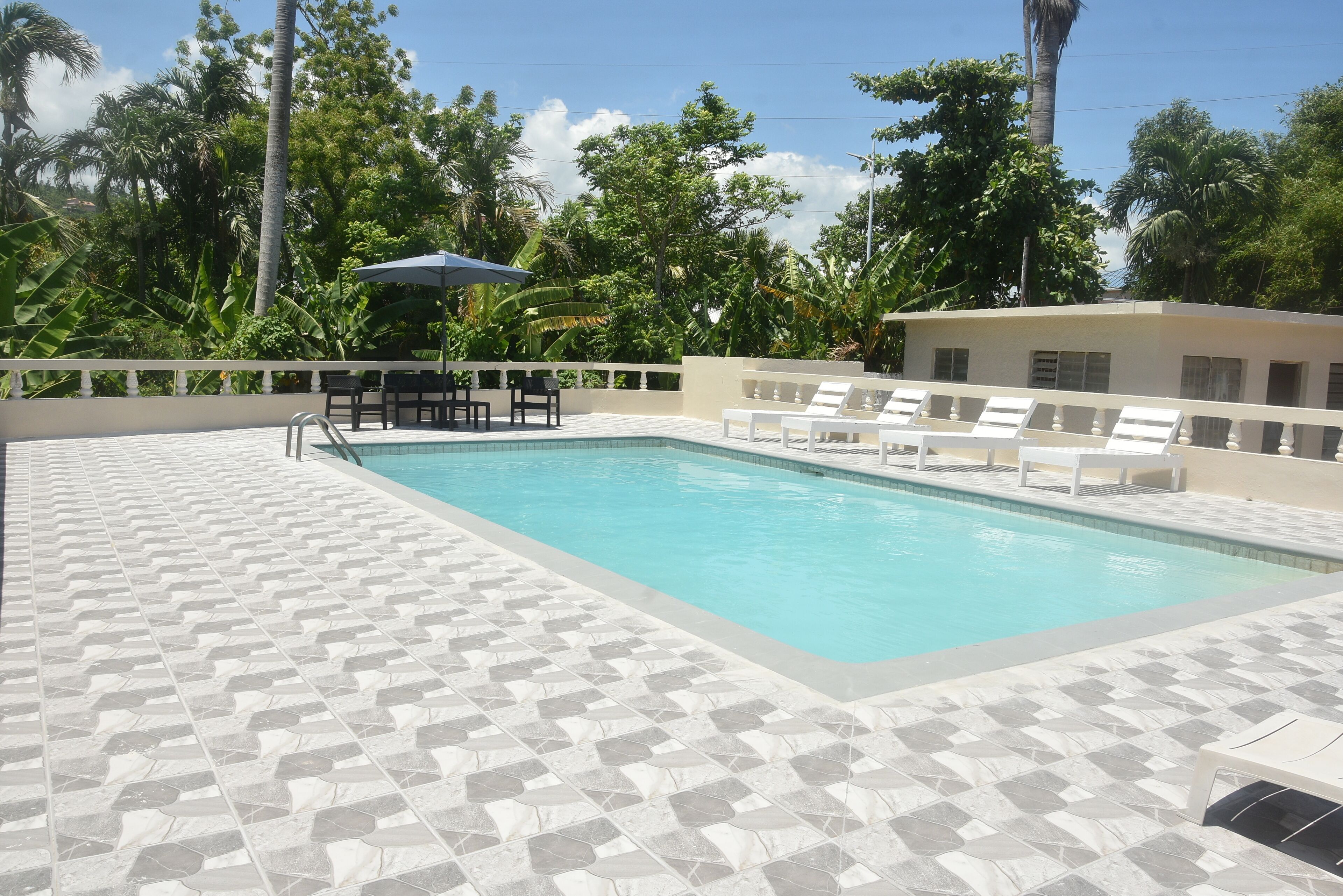 Una piscina al aire libre