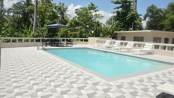 Una piscina al aire libre