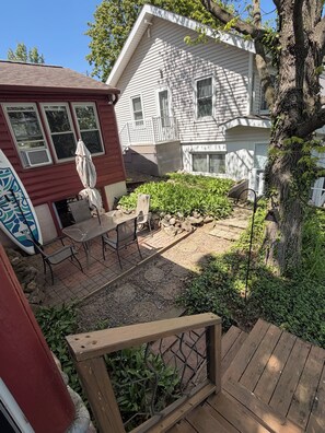 Outdoor dining - Charming Lake Front home on private lake 3BR kayaks, swimming, boating (Howe)