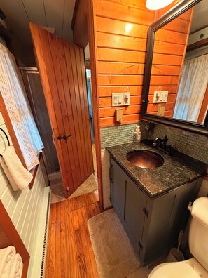 Bathroom - Charming Lake Front home on private lake 3BR kayaks, swimming, boating (Howe)