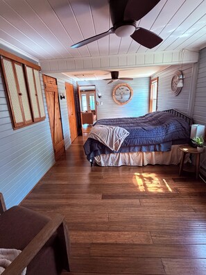 Room - Charming Lake Front home on private lake 3BR kayaks, swimming, boating (Howe)