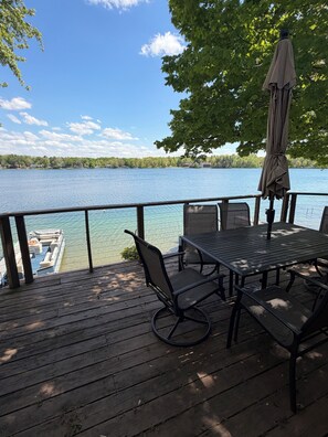 Outdoor dining - Charming Lake Front home on private lake 3BR kayaks, swimming, boating (Howe)