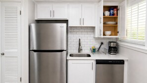Refrigerador, horno, parrilla de estufa y lavavajillas 