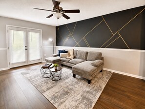 TV - Magnolia Haus Hoover | King + Queen Stay (Hoover)