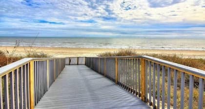 1003GC Goode Living, Beachfront Boardwalk and Pool