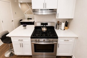 Fridge, oven, stovetop, dishwasher - The Sage Retreat | Hoover Designer Stay (Hoover)