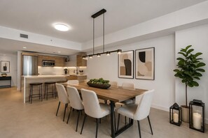 Dining - High-Floor Miami Escape • Bay Views • Luxury Amenities Included, Cozy 2 bedrooms (North Miami Beach)