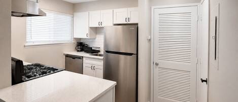 Coffee/tea maker, fridge, oven, stovetop