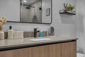 Douche, sèche-cheveux