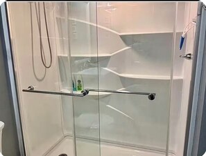 Dusche, Haartrockner, Handtücher, Seife
