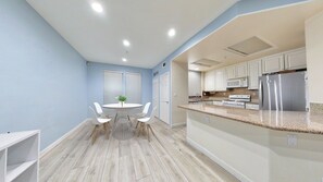 Dining -     Fully Furnished Anaheim Townhome - Utilities Included - Gated Community (Anaheim)
