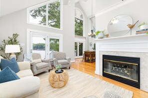 Interior - Lakefront, Dock, Slide, Tiki Bar, Kayaks, Fire pit, Pet Friendly (Bracey)