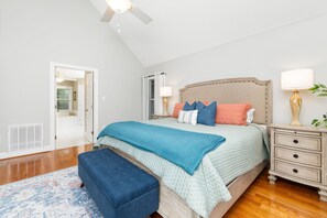 5 bedrooms, travel cot, free WiFi, bed sheets - Lakefront, Dock, Slide, Tiki Bar, Kayaks, Fire pit, Pet Friendly (Bracey)