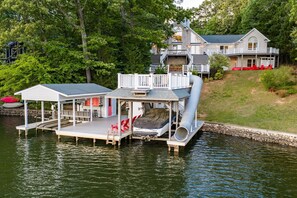 Exterior - Lakefront, Dock, Slide, Tiki Bar, Kayaks, Fire pit, Pet Friendly (Bracey)