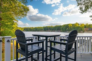 Outdoor dining - Lakefront, Dock, Slide, Tiki Bar, Kayaks, Fire pit, Pet Friendly (Bracey)