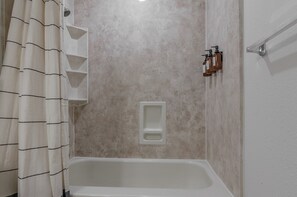 Secadora de cabello, toallas, jabón, papel de baño 