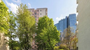 Un quartier résidentiel avec des arbres, un sentier et des bâtiments en arrière-plan.